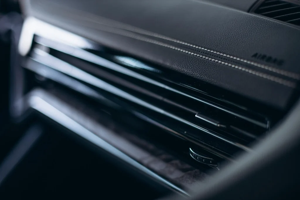 Lüftungsdüse einer Fahrzeug-Klimaanlage im Innenraum, saubere Luftführung als Teil eines Klimaservice in Seevetal.