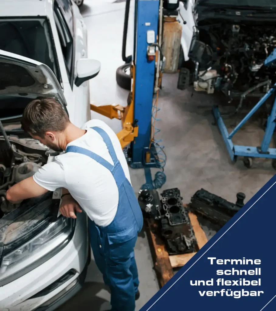 Kfz-Mechaniker bei Motorreparatur in Autowerkstatt Lüneburg