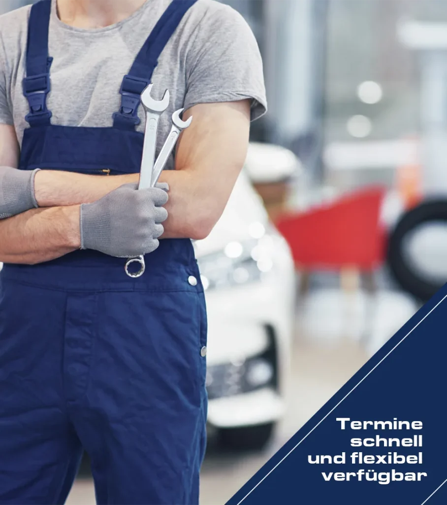Kfz-Mechaniker mit Werkzeug in Autowerkstatt Maschen nahe Seevetal